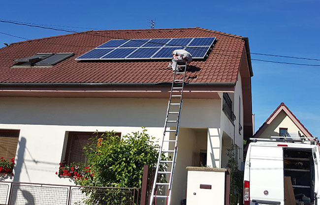 Solárne panely fotovoltické na dome v Leviciach